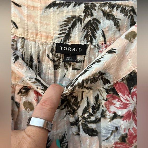 Torrid Floral Blouse in Cream and Pink - Picture 2 of 3